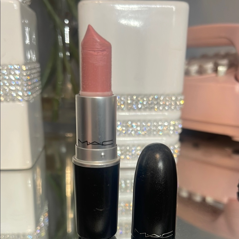 MAC Cosmetics Aloof. Discontinued